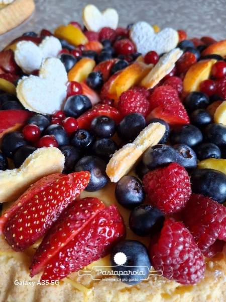 Crostata morbida con crema e frutta di stagione